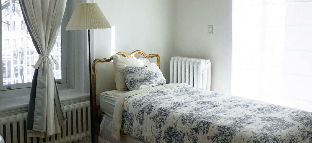 Twin sized bed in apartment bedroom