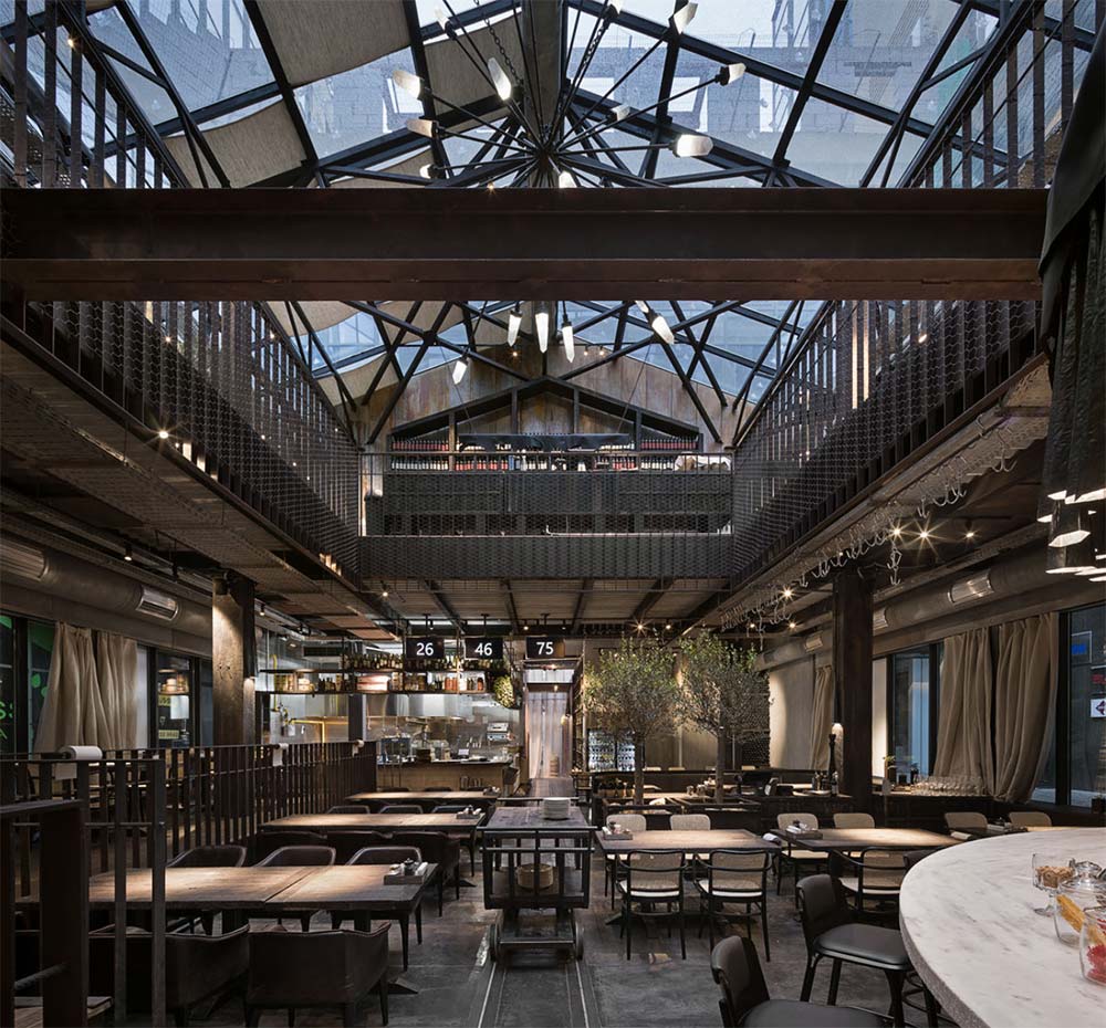 Industrial ceiling design in restaurant 