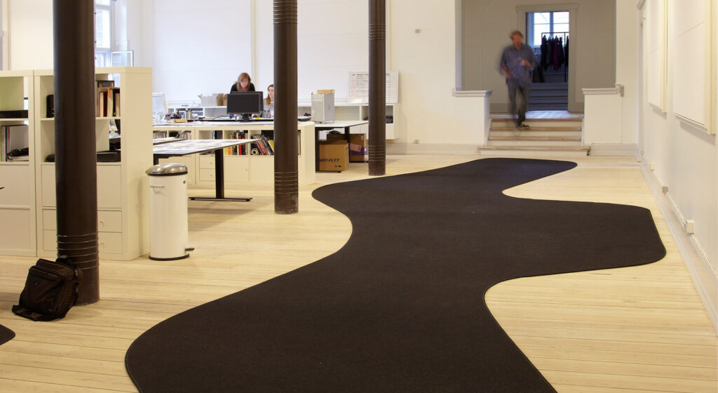 Fraster Felt acoustic Rug in color Anthracite in office space